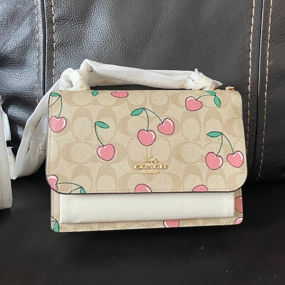 NWT！COACH KLARE CROSSBODY IN SIGNATURE CANVAS WITH HEART CHERRY PRINT（ CE610）
